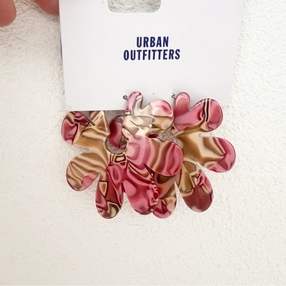 NWT Urban Outfitters Large Pink Marble Design Flower Earrings - Picture 1 of 3